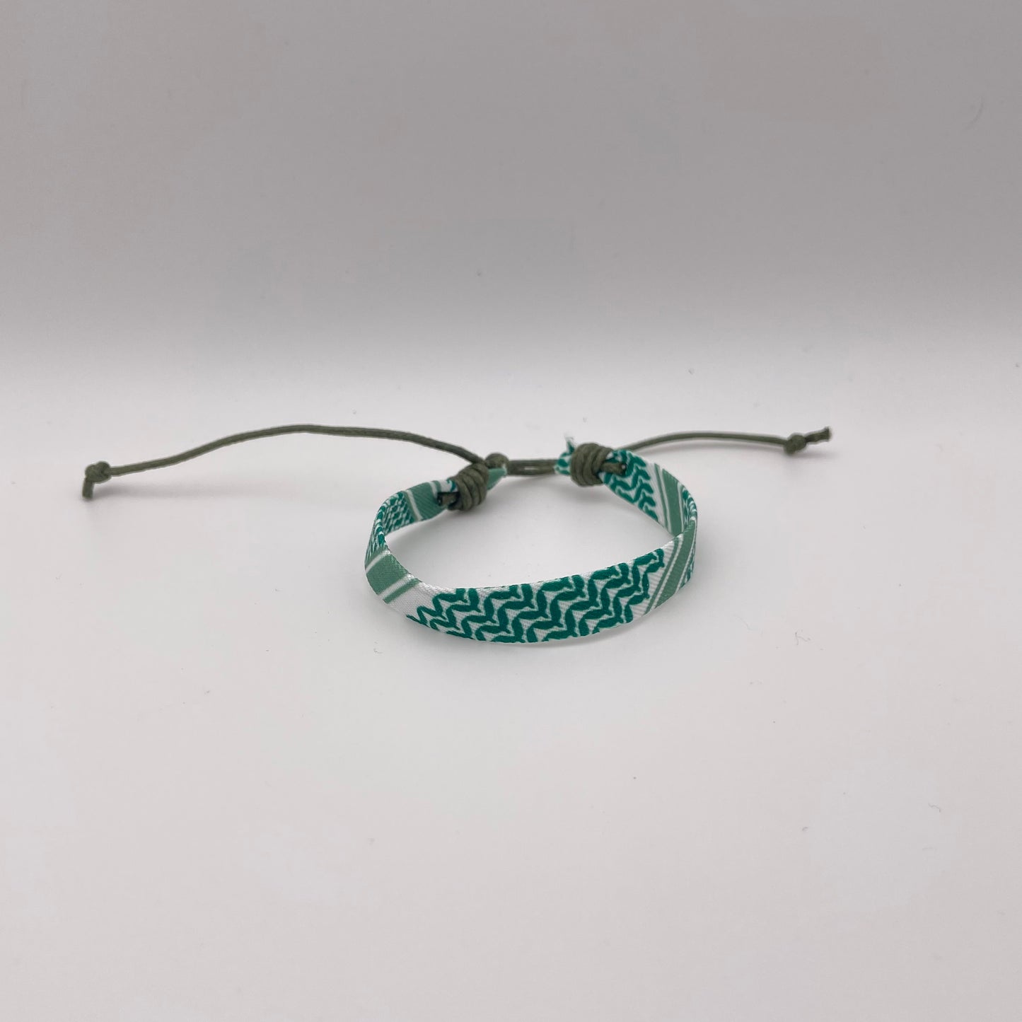Shemagh-Armband für Männer und Frauen – Anpassbares Armband aus geflochtenem Stoff in Rot, Schwarz und Grün, inspiriert von arabischen, kurdischen, muslimischen und jesidischen Kulturen