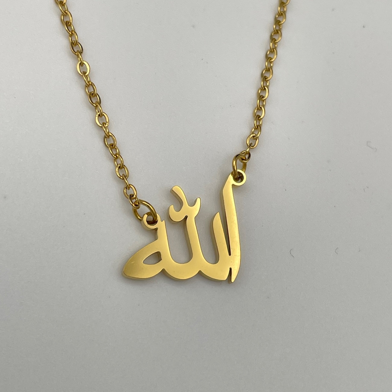 Geschenk-Bundle: „Allah“ Kette, Shemagh Armband in Rot, Schwarz & Grün & Rosen Geschenkbox | Elegantes Set für Jeden Anlass