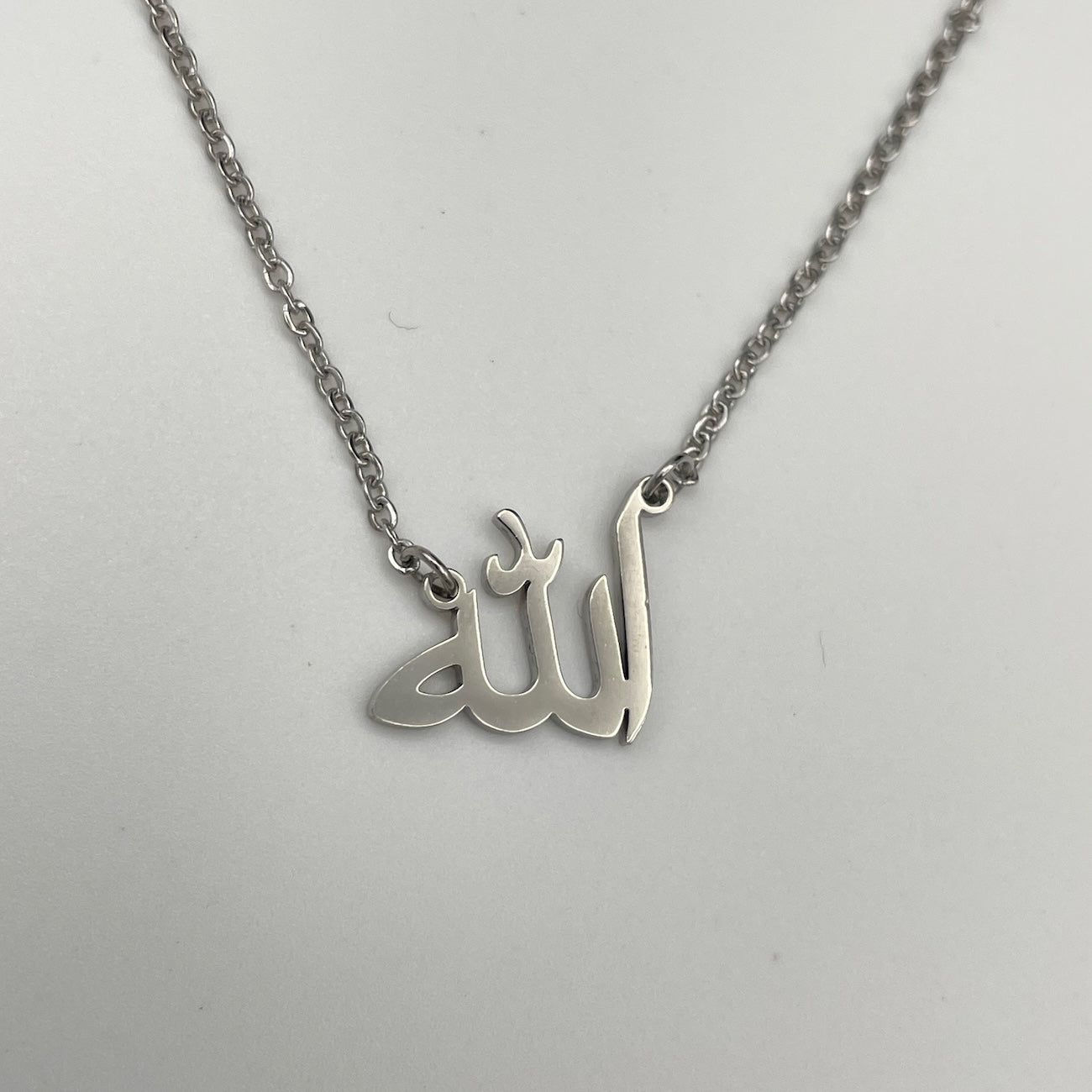 Geschenk-Bundle: „Allah“ Kette, Shemagh Armband in Rot, Schwarz & Grün & Rosen Geschenkbox | Elegantes Set für Jeden Anlass