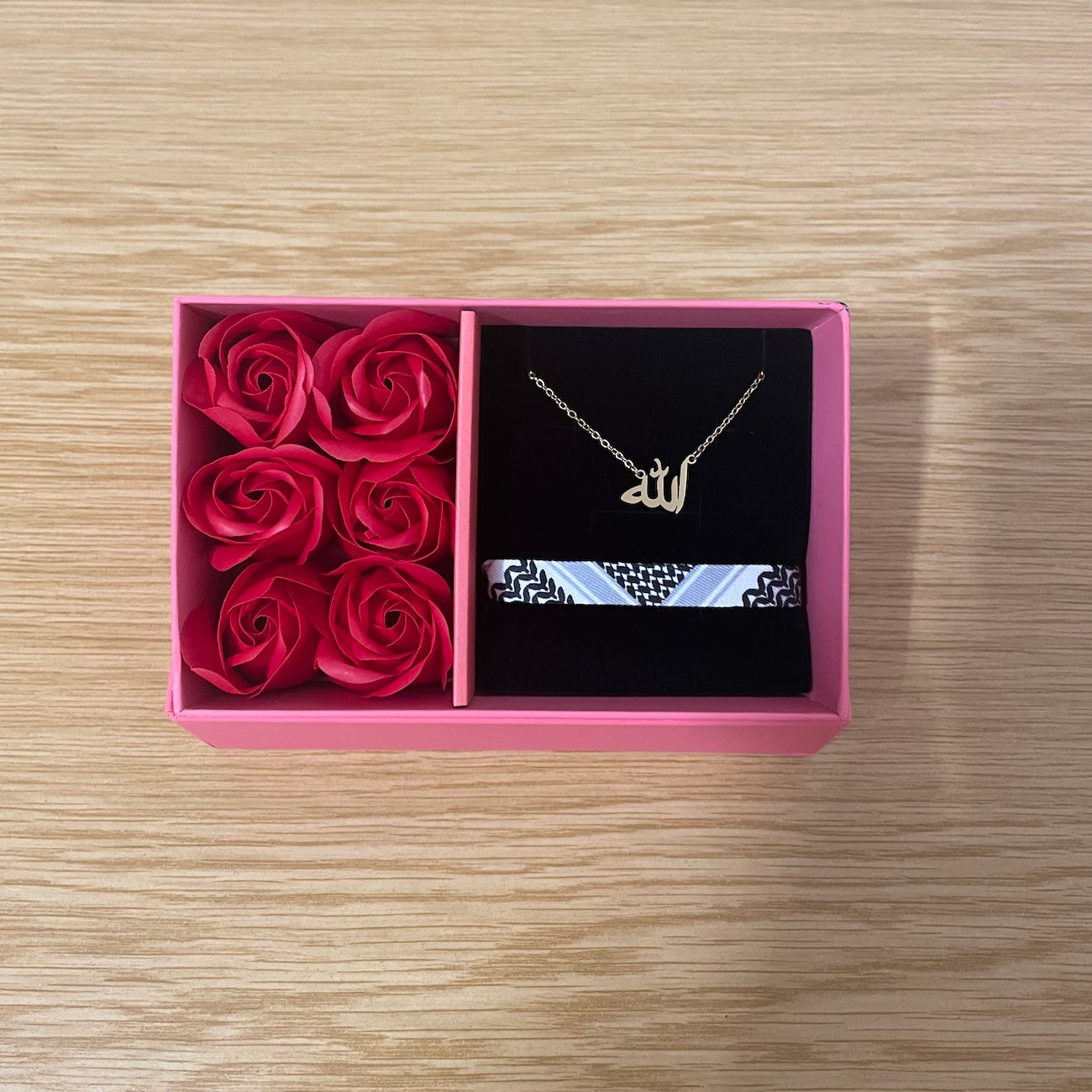 Geschenk-Bundle: „Allah“ Kette, Shemagh Armband in Rot, Schwarz & Grün & Rosen Geschenkbox | Elegantes Set für Jeden Anlass