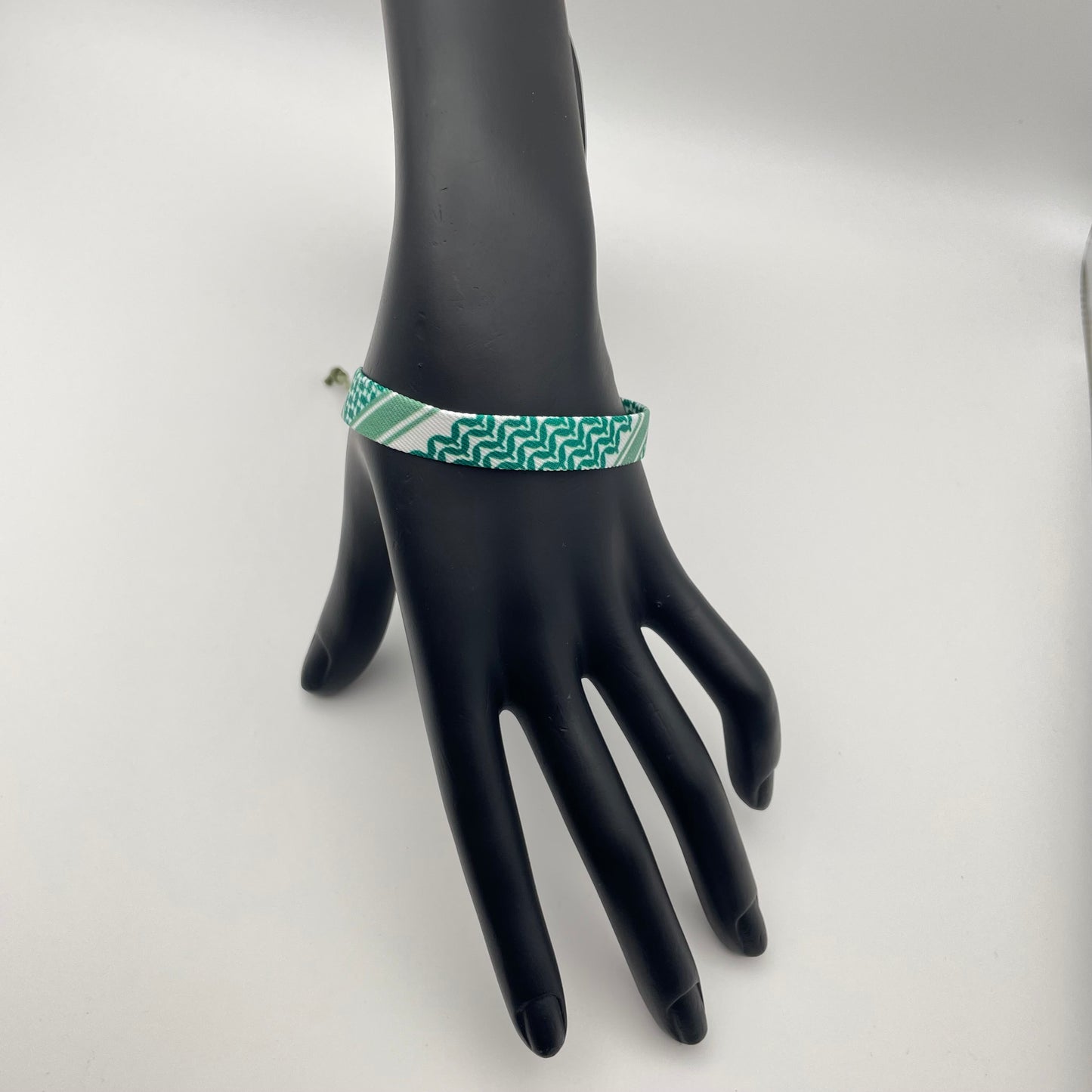 Shemagh-Armband für Männer und Frauen – Anpassbares Armband aus geflochtenem Stoff in Rot, Schwarz und Grün, inspiriert von arabischen, kurdischen, muslimischen und jesidischen Kulturen