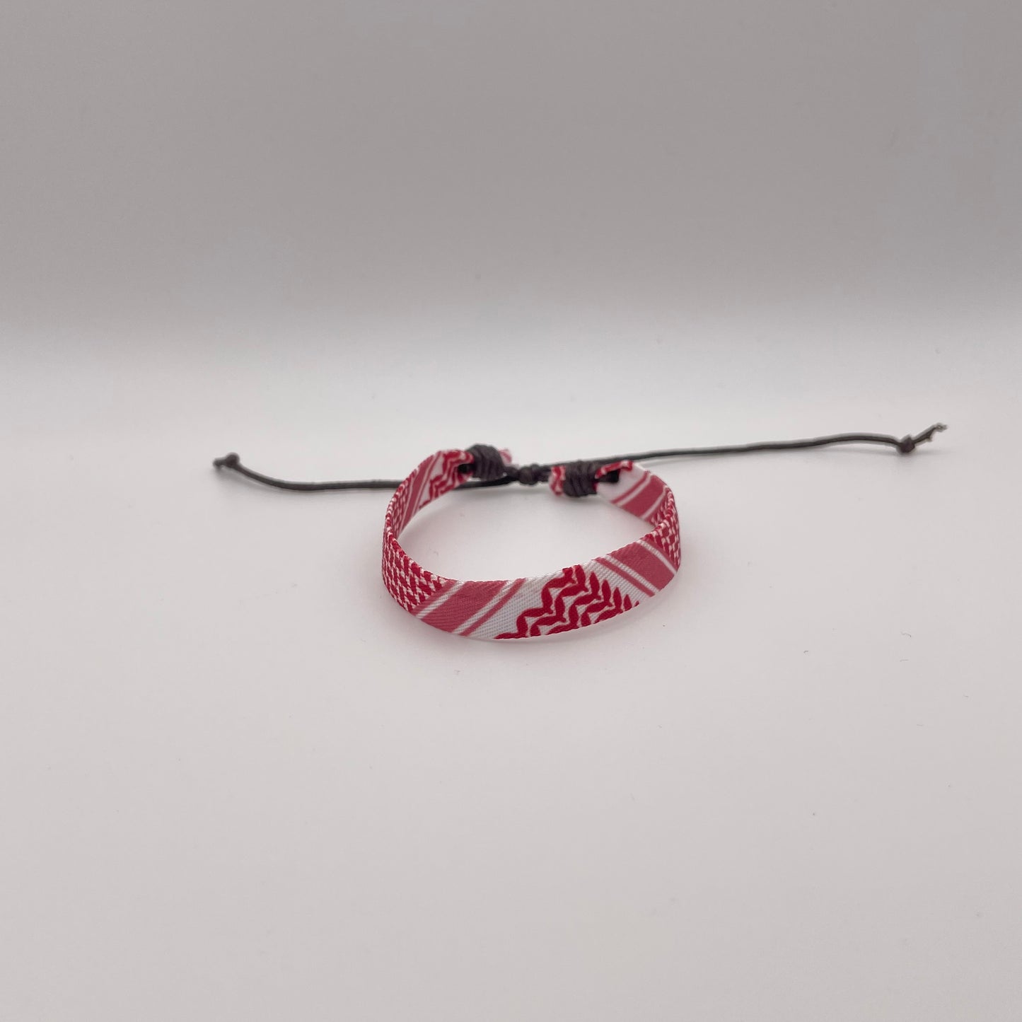 Shemagh-Armband für Männer und Frauen – Anpassbares Armband aus geflochtenem Stoff in Rot, Schwarz und Grün, inspiriert von arabischen, kurdischen, muslimischen und jesidischen Kulturen