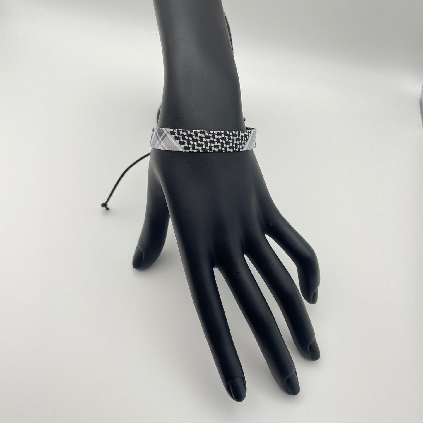 Shemagh-Armband für Männer und Frauen – Anpassbares Armband aus geflochtenem Stoff in Rot, Schwarz und Grün, inspiriert von arabischen, kurdischen, muslimischen und jesidischen Kulturen