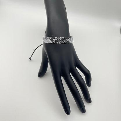 Shemagh-Armband für Männer und Frauen – Anpassbares Armband aus geflochtenem Stoff in Rot, Schwarz und Grün, inspiriert von arabischen, kurdischen, muslimischen und jesidischen Kulturen